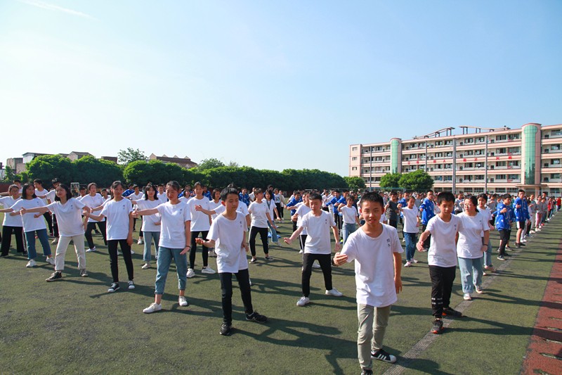 壯觀！三千多學生在江安中學運動場比賽打太極
