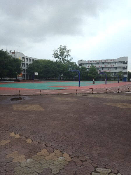 地處內(nèi)江市東興區(qū)郭北鎮(zhèn)。學(xué)校依山傍水，位于清流河畔，獅子山腳下。五十多年來，以其優(yōu)良的校風(fēng)、教風(fēng)、學(xué)風(fēng)、社會(huì)形象和獨(dú)特的辦學(xué)風(fēng)格，被評為“內(nèi)江市示范性高中”、“內(nèi)江市校風(fēng)示范?！?、“內(nèi)江市最佳文明單位”、“內(nèi)江市辦學(xué)水平督導(dǎo)評估優(yōu)秀學(xué)?！薄ⅰ皟?nèi)江市體育傳統(tǒng)項(xiàng)目學(xué)?！?、“內(nèi)江市德育工作先進(jìn)學(xué)校” 、“內(nèi)江市和諧校園”。