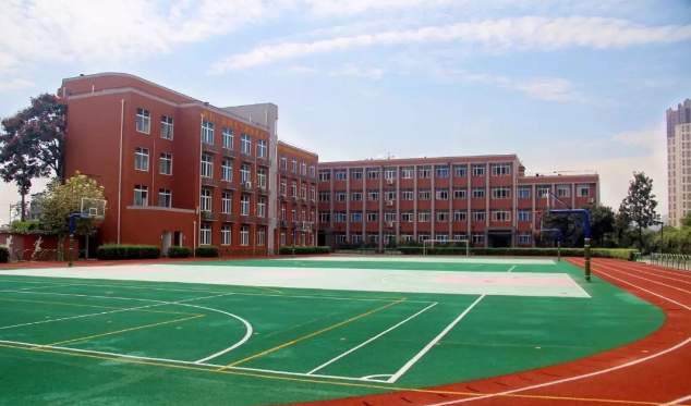 四川師范大學(xué)附屬中學(xué)外國語學(xué)校地理位置在哪里？