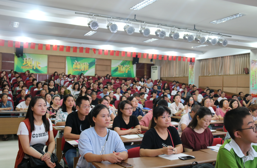 成都市棕北中學(xué)科院校區(qū)召開期末家長會(huì)