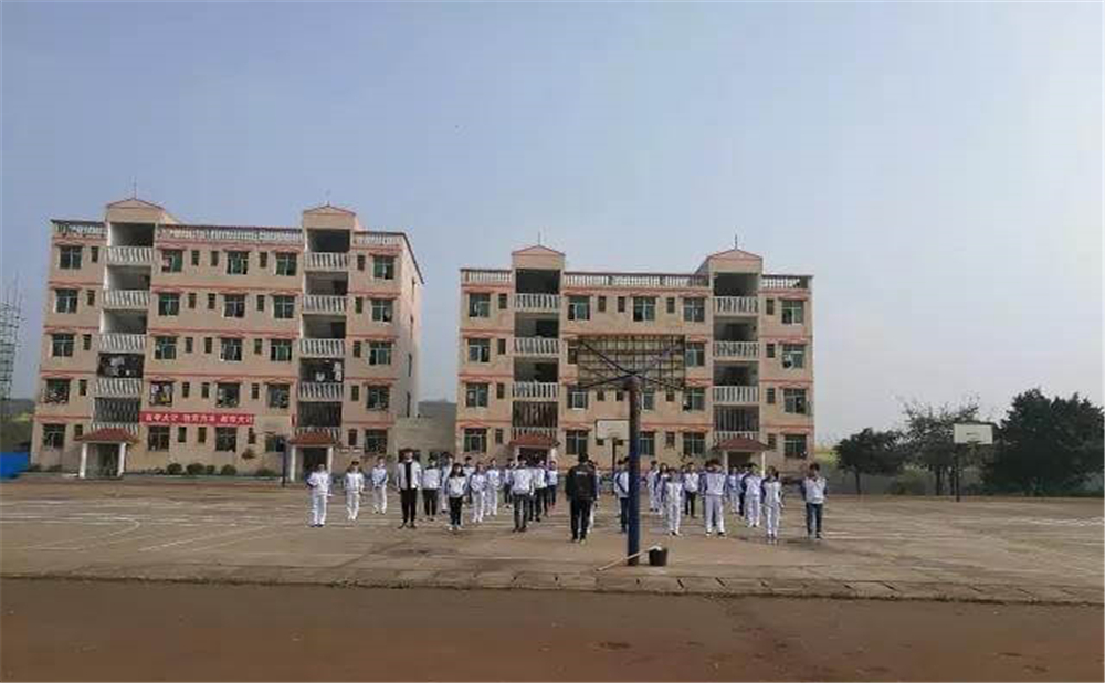 內(nèi)江市第十一中學(xué)2020年學(xué)校學(xué)費(fèi)多少錢(qián)一年？