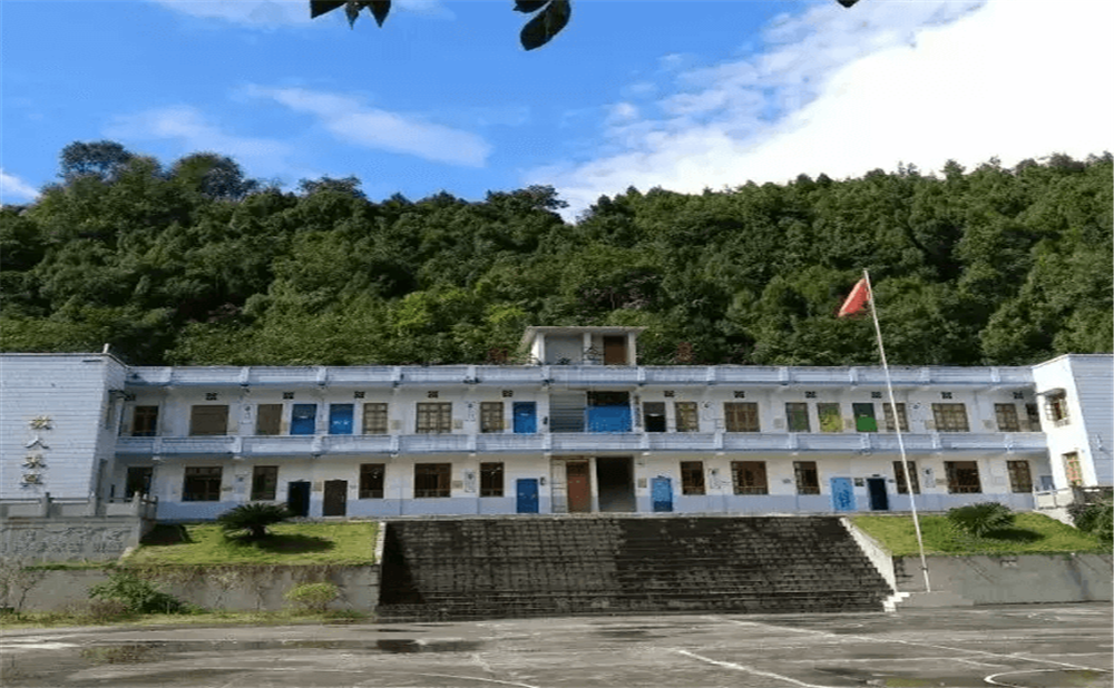 閬中市二龍中學學校環(huán)境怎么樣？