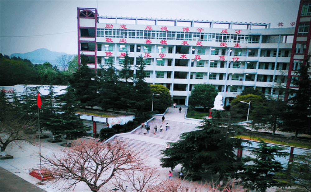 南部市伏虎中學(xué)學(xué)校詳細(xì)地址在什么地方？