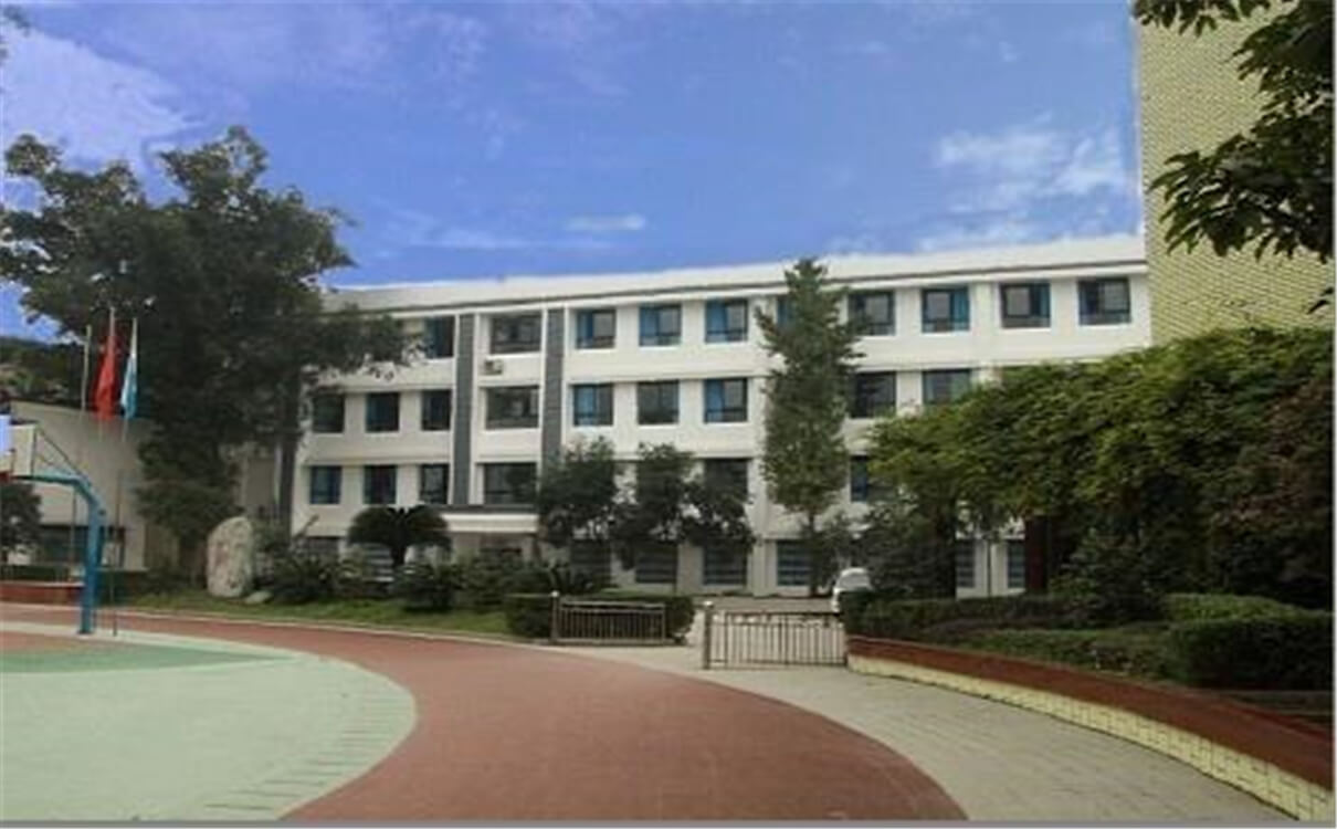 成都市第三十三中學(xué)每年的學(xué)費(fèi)多少錢？