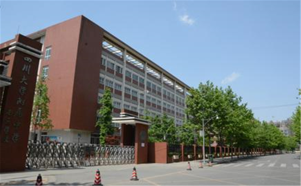 成都大學(xué)附屬中學(xué)近三年的錄取分?jǐn)?shù)是多少分？
