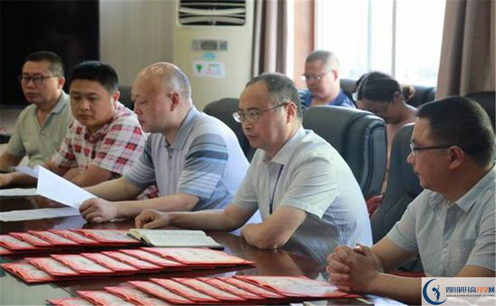 大邑縣實(shí)驗(yàn)中學(xué)高中一年的學(xué)費(fèi)是多少？