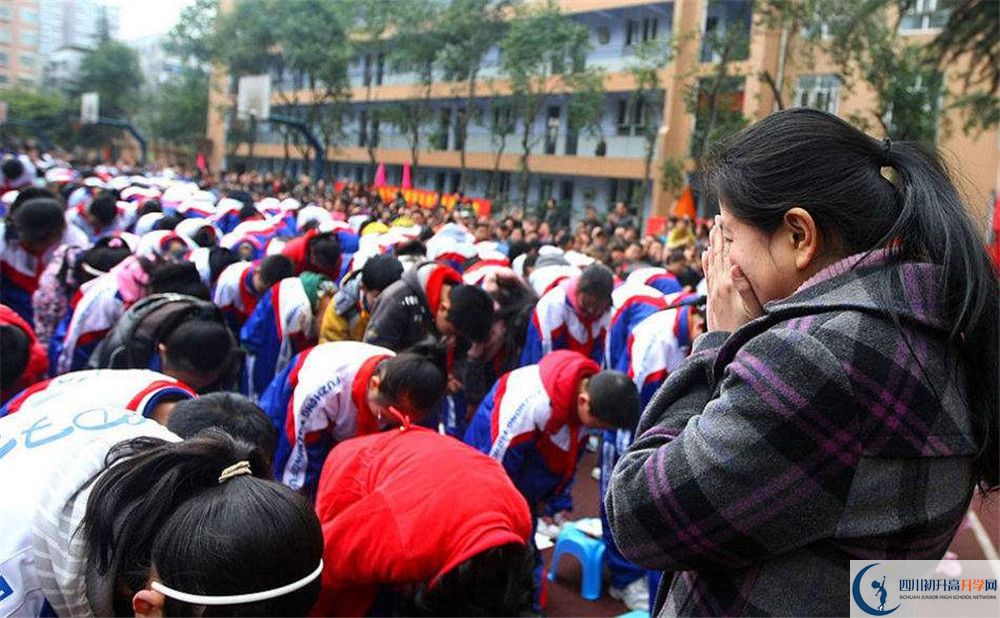 成都大學附屬中學的招生分數(shù)線是多少？