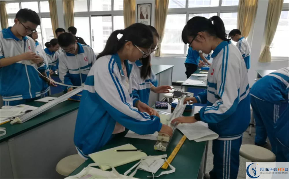 都江堰中學(xué)今年的學(xué)費(fèi)怎么收取，是否變化？